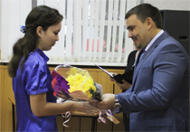 Премии вручает исполняющий обязанности главы Сергиевского района А.Веселов